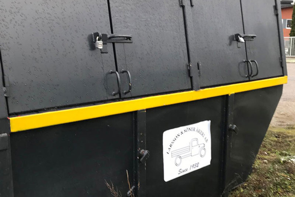 En svart container