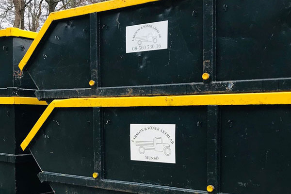 En svart container